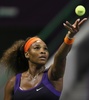 女子テニス、カタール・トータル・オープン（Qatar Total Open 2013）は15日、カタールのドーハ（Doha）でシングルス準々決勝が行われ、大会第2シードのセレーナ・ウィリアムス（Serena Williams、米国）は3-6、6-3、7-5で第7シードのペトラ・クヴィトバ（Petra Kvitova、チェコ）を下し、準決勝進出を果たした。

サーブトスを上げるセレーナ・ウィリアムス（2013年2月15日撮影）。(c)AFP/AL-WATAN DOHA/KARIM JAAFAR
