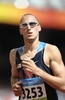 北京五輪陸上・男子400メートル1次予選を終えてタイムを確認する米国のジェレミー・ウォーリナー。（2008年8月18日撮影）(c)AFP/OLIVIER MORIN