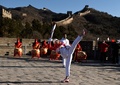 北京冬季五輪、聖火リレー2日目。「万里の長城」で聖火ランナーを務めたテコンドー女子の呉静ギョク（2022年2月3日撮影）。(c)NOEL CELIS / AFP