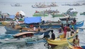 イスラム武装勢力の襲撃を受けたフィリピン南部ミンダナオ（Mindanao）島の商業都市サンボアンガ（Zamboanga）では、襲撃から4日目となる12日、軍と武装勢力との激しい戦闘が始まった。

独立運動を数十年にわたって続けている反政府勢力「モロ民族解放戦線（MNLF）」のメンバー約180人は9日、ボートでサンボアンガに上陸し、市沿岸部の村を占拠。村人らを「人間の盾」として軍に対抗している。これに対しフィリピン軍は精鋭およそ200人の部隊を投入し、警察の支援を受けて包囲網を狭めている。サンボアンガでは約1万3000人が自宅から避難しているほか、政府庁舎などには厳重な警備が敷かれ、街中は閑散としている。

写真は、海上の船の上で避難生活を送る地元住民（2013年9月11日撮影）。(c)AFP/TED ALJIBE