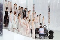フランス・パリ市内で発表された「シャネル（CHANEL）」14年春夏オートクチュールコレクション（2014年1月21日撮影）。(c)AFP/PATRICK KOVARIK