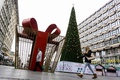セルビアの首都ベオグラード中心部に設置された巨大クリスマスツリー（2017年12月23日撮影）。(c) AFP PHOTO / ANDREJ ISAKOVIC