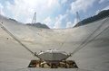 中国南西部・貴州省にある世界最大の電波望遠鏡「500メートル開口球面電波望遠鏡」（2016年9月24日撮影）。(c)AFP