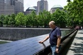 米同時多発攻撃を受けた世界貿易センタービル跡地のモニュメントの前に立つジョセフ・ディトマーさん（2021年6月8日撮影）。(c)Angela Weiss / AFP