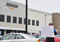 米ニューヨーク・スタテン島のアマゾンの倉庫で、新型コロナウイルス陽性者が出たことを受けて倉庫の閉鎖と除菌を求めるストライキを行う従業員（2020年3月30日撮影、資料写真）。(c)Angela Weiss / AFP