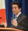 首相官邸で記者会見し、消費増税の延期と衆院解散の方針を表明する安倍晋三（Shinzo Abe）首相(2014年11月18日撮影)。(c)AFP/KAZUHIRO NOGI