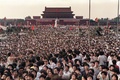 1989年の天安門事件の2日前、中国・北京の天安門広場で民主化を求めてデモを行う人々（1989年6月2日撮影）。(c)CATHERINE HENRIETTE / AFP