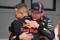 19F1第12戦ハンガリーGP予選。ポールポジションを獲得してチームスタッフに祝福されるレッドブルのマックス・フェルスタッペン（右、2019年8月3日撮影）。(c)ATTILA KISBENEDEK / AFP