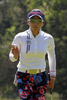 女子ゴルフ米国ツアー、ショップライト・クラシック（ShopRite LPGA Classic 2013）は1日、ニュージャージー（New Jersey）州ギャロウェイ（Galloway）のストックトン・シービュー・ホテルアンドゴルフクラブ（Stockton Seaview Hotel and Golf Club）で2日目が行われ、有村智恵（Chie Arimura）が通算2アンダーで4位タイに浮上した。

13番ホールでパットを沈めてギャラリーの声援に応える有村智恵（2013年6月1日撮影）。(c)AFP/Getty Images/Hunter Martin