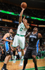 11-12NBAは18日、各地で試合が行われ、ボストン・セルティックス（Boston Celtics）が102-98でオーランド・マジック（Orlando Magic）を下し、アトランティック・ディビジョン（Atlantic Division）の地区優勝を決めた。

シュートを狙うボストン・セルティックスのエイブリー・ブラッドリー（Avery Bradley、中央、2012年4月18日撮影）。(c)AFP/Getty Images/NBAE/Brian Babineau