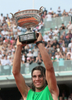 全仏オープン・テニス2008男子シングルスを制し、表彰式でトロフィーを掲げるラファエル・ナダル。（2008年6月8日撮影）(c)AFP/JACQUES DEMARTHON