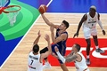 FIBAバスケットボール・ワールドカップ決勝、ドイツ対セルビア。シュートを狙うセルビアのボグダン・ボグダノビッチ（中央、2023年9月10日撮影）。(c)JAM STA ROSA / AFP