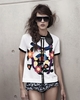 「マルニ アット H&amp;M（MARNI at H&amp;M）」ウィメンズコレクション。Tシャツ1990円、スパンコール付け襟1990円、サングラス1990円。(c)H&amp;M/Josh Olins