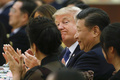 中国・北京の人民大会堂で開かれた夕食会に臨む、ドナルド・トランプ米大統領（中央）と習近平・中国国家主席（右、2017年11月9日撮影）。(c)AFP/THOMAS PETER