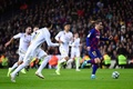 19-20スペイン1部リーグ第10節、FCバルセロナ対レアル・マドリード。ボールを運ぶFCバルセロナのアントワーヌ・グリーズマン（右、2019年12月18日撮影）。(c)JOSE JORDAN / AFP