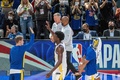 22-23NBAプレシーズンゲーム、ワシントン・ウィザーズ対ゴールデンステイト・ウォリアーズ。勝利を喜ぶゴールデンステイト・ウォリアーズのスティーブ・カーHC（中央奥、2022年9月30日撮影）。(c)Philip FONG / AFP