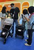 第２１回国際玩具・教育設備展覧会でベビーカーを試す来場者（2023年10月17日撮影）。(c)Xinhua News