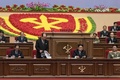 北朝鮮の平壌にある「4・25文化会館」で開催された朝鮮労働党大会に出席した金正恩第1書記（中央、2016年5月9日撮影）。(c)AFP/Antoine Demaison