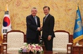 韓国・ソウルの大統領府（青瓦台）で握手する文在寅（ムン・ジェイン）大統領（右）と国際オリンピック委員会（IOC）のトーマス・バッハ会長（2017年7月3日撮影）。(c)AFP/Lee Jin-man