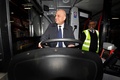 英イングランド中部バーミンガムにあるバス車庫を訪れたサジド・ジャビド財務相（2020年2月11日撮影）。(c)Anthony Devlin / POOL / AFP