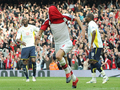09-10イングランド・プレミアリーグ、アーセナル（%%Arsenal%%）対トッテナム・ホットスパー（%%Tottenham Hotspur%%）。試合はアーセナルが3-0でノースロンドンダービーを制した。写真は前半43分にチームの2点目を挙げて歓喜するアーセナルのセスク・ファブレガス（%%Cesc Fabregas%%）。（2009年10月31日撮影）(c)AFP/CARL DE SOUZA