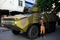 ブラジル・リオデジャネイロ（Rio de Janeiro）のファベーラ（スラム街）、マレ地区（Mare）で、警察の作戦を支援するブラジル海軍の装甲車の前でポーズをとり写真撮影する若者（2014年3月30日撮影）。(c)AFP/CHRISTOPHE SIMON
