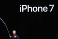米サンフランシスコで行われたアップルの発表会で、「iPhone 7」を発表するティム・クックCEO（2016年9月7日撮影）。(c)AFP/Josh Edelson