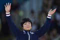 ロンドン五輪は8日、エクセル（ExCeL London）でレスリング・フリースタイル女子48キロ級決勝が行われ、小原日登美（Hitomi Obara）はアゼルバイジャンのマリア・スタドニク（Mariya Stadnyk）を下し、金メダルを獲得した。

表彰式で観衆の声援に応える小原日登美（2012年8月8日撮影）。(c)AFP/YURI CORTEZ