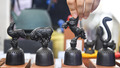 十二支をモチーフにした風鈴を選ぶ観光客（2019年8月24日撮影）。(c)Xinhua News
