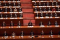 中国・北京の人民大会堂で開かれた全国人民代表大会（全人代）に臨む習近平国家主席（中央、2021年3月11日撮影）。(c)Nicolas ASFOURI / AFP