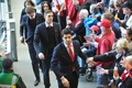 リバプール（Liverpool FC）の本拠地アンフィールド（Anfield）で行われた追悼式典に出席するリバプールのルイス・スアレス（Luis Suarez、手前）やダニエル・アッガー（Daniel Agger、中央、2014年4月15日撮影）。(c)AFP/PAUL ELLIS