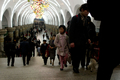 北朝鮮の首都・平壌（Pyongyang）市、平壌地下鉄の栄光（Yonggwang）駅を歩く通勤客。平壌地下鉄は故金日成（キム・イルソン、Kim Il-Sung）体制下の1969～1972年に開通。地下110メートル付近を走り、世界で最も地中深くにある地下鉄とされる。15日は、故金日成主席の生誕100年にあたる（2012年4月14日撮影）。(c)AFP/Ed Jones