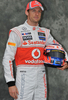 メルボルン（Melbourne）で開催された12F1開幕戦オーストラリアGP（Australian Grand Prix 2012）で写真撮影が行われ、各チームのドライバーが参加した。

ジェンソン・バトン（Jenson Button）／マクラーレン・メルセデス（McLaren-Mercedes）

誕生日：1980/01/19
通算優勝回数：12
通算獲得ポイント：811
グランプリ出走回数：210
ポールポジション獲得回数：7
表彰台：43
F1初出走：2000年オーストラリアGP
最高成績：優勝
2011年総合成績：2位

2009年に世界王者に輝いたバトンは、マクラーレン・メルセデスに移籍し、08年王者のルイス・ハミルトン（Lewis Hamilton）と英国ドリームチームを結成して臨んだ2010年は総合5位に終わったものの、11年は優勝回数3回、表彰台入り9回で総合2位に入った。

ポーズをとるジェンソン・バトン（2012年3月15日撮影）。(c)AFP/Paul CROCK