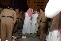 サウジアラビア・メディナの預言者モスク付近で起きた自爆攻撃の現場を検証する王族や治安関係者（2016年7月4日撮影）。(c)AFP