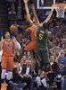 15-16NBA、オクラホマシティ・サンダー対ユタ・ジャズ。ユタ・ジャズの選手をかわして得点を狙うオクラホマシティ・サンダーのディオン・ウェイターズ（中央左、2015年12月13日撮影）。(c)AFP/Getty Images/J Pat Carter