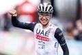 自転車ロードレース、アムステルゴールドレース。優勝を喜ぶUTEのタデイ・ポガチャル（2023年4月16日撮影）。(c)Vincent JANNINK / ANP / AFP