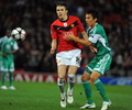 2009-10シーズンの欧州チャンピオンズリーグ（UEFA Champions League 2009-10）、マンチェスター・ユナイテッド（Manchester United）戦でマイケル・キャリック（Michael Carrick）とボールを競る長谷部誠（Makoto Hasebe、2009年9月30日撮影）。(c)AFP/ANDREW YATES