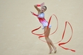 ロンドン五輪、新体操の各国選手の演技を紹介する。写真は個人総合決勝に出場した韓国のソン・ヨンジェ（Son Yeon Jae、2012年8月11日撮影）。(c)AFP/BEN STANSALL