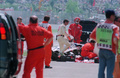94F1サンマリノGP決勝、医療スタッフや警備員が事故を起こしたウィリアムズのアイルトン・セナのマシンを囲む様子（1994年5月1日撮影）。(c) JEAN-LOUP GAUTREAU / AFP