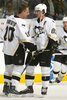 写真は、チームメイトのゲイリー・ロバーツ（%%Gary Roberts%%）と言葉を交わすペンギンズのシドニー・クロスビー（%%Sidney Crosby%%、右）。(c)AFP/Getty Images Dave Sandford