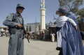 2007年8月4日、ガズニ（Ghazni）州で、警備に当たるアフガニスタンの警察官。(c)AFP/Shah Marai