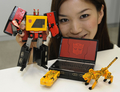 都内・タカラトミー（Tomy）本社で展示された形の変わるロボット玩具「トランスフォーマー デヴァイスレーベル」シリーズのブロードブラストとUSBメモリに変形するチータス（2010年6月28日撮影）。(c)AFP/Yoshikazu TSUNO