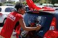 ブラジルの首都ブラジリアで行われたジャイル・ボルソナロ大統領の退陣を求めるデモで、車の窓ガラスにスローガンを書く参加者（2021年1月23日撮影）。(c)Sergio Lima / AFP