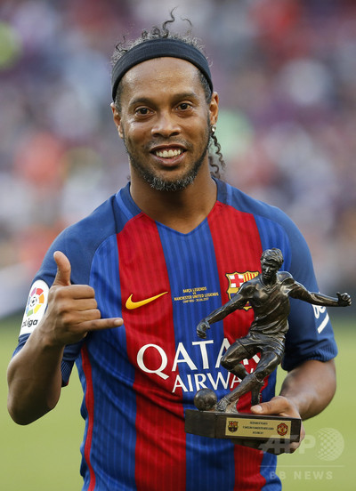 ロナウジーニョが正式に現役引退、代理人を務める実兄が発表 写真1枚