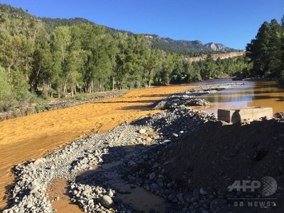 米環境保護局の職員が有毒廃水を流出、川がオレンジ色に
