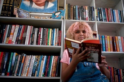 12歳の「本の虫」がつくった図書館 リオのスラム街から広がる希望