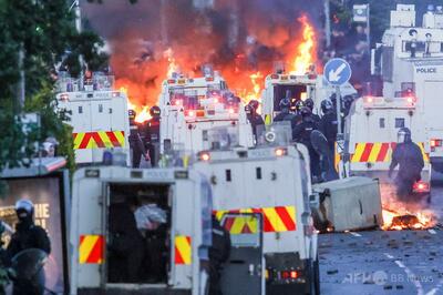 北アイルランドの反移民暴動、SNSの極右アカウントが扇動