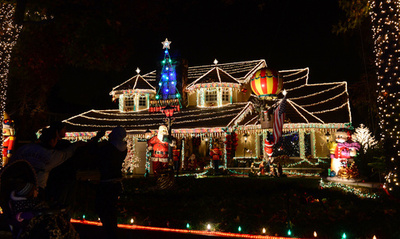 閑静な町がまるでテーマパークに、米カリフォルニアのクリスマス