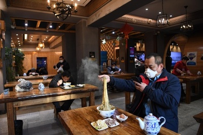 牛肉麺店が相次ぎ営業再開、一人一卓を求める 中国・蘭州