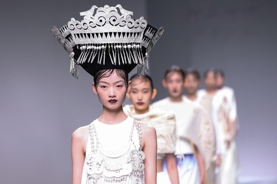 中国ファッションウィーク開催、地元デザイナーらが新作